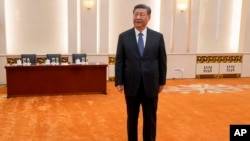 资料照:中国领导人习近平在北京人大会堂等候美国国务卿布林肯的抵达。(2024年4月26日)