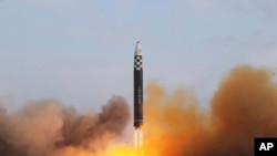 2022年11月18日,朝鲜平壤,朝鲜政府展示了在平壤国际机场试射导弹的照片。