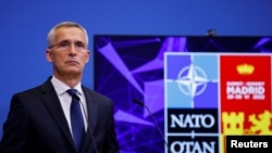 6月27日,北约秘书长斯托尔滕贝格(Jens Stoltenberg)在北约总部所在地比利时的布鲁塞尔的一次记者会上答记者问。北约峰会本周稍晚将在西班牙首都马德里举行。
