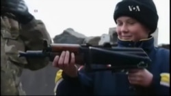 Діти по різні боки фронту грають у війну: одні проти "днрівців", інші - проти "укропів". Відео Діти по різні боки фронту грають у війну: одні проти "днрівців", інші - проти "укропів". Відео