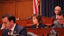 美国联邦众议员哈茨勒尔(Vicky Hartzler)(中)在听证会上质询军方官员(美国之音黎堡2020年2月26日摄)