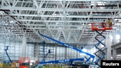 马斯克的电动汽车特斯拉在中国上海的一个工厂厂房正在建造中。(2019年6月9日)