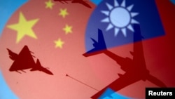 中国和台湾旗帜与战机