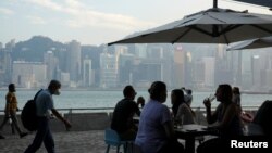 香港政府放宽新冠防疫限制后,民众在尖沙咀一带的餐厅就餐。(2022年4月21日)