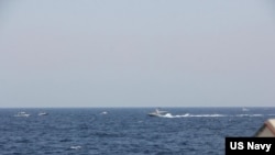 资料照片:美国海军2021年5月10日公布的照片显示,两艘伊朗伊斯兰革命卫队海军快艇以不安全和不专业的方式靠近通过霍尔木兹海峡的美国海军舰只。美国军方2022年12月6日说,一艘伊朗快艇一天前以不安全和不专业的方式靠近通过该海峡的美国海军舰只。
