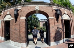 美国麻萨诸塞州剑桥的哈佛大学校园的一座门,有人走过。