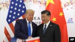 2019年6月29日在日本大阪举行的G20领导人峰会期间,美国总统唐纳德·特朗普与中国国家主席习近平合影留念 (路透社资料照片)