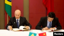 3月26日巴西财政部长曼蒂加,左,和中国财政部长楼继伟在南非德班金砖五国会议上签署备忘录