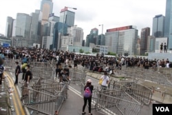 香港立法会周边道路上的路障 (美国之音记者申华拍摄)