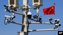 资料照:北京天安门广场的监控摄像头和中国国旗(2019年3月15日)