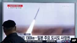 一名韩国男子星期五在首尔火车站观看显示朝鲜发射导弹资料图像的电视屏幕。(资料照片)