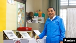 最大的在野党国民党的总统候选人侯友宜星期六早上到新北市一个投票站投票。他说过,若当选,他在任内不会触及与中国统一的问题,台湾的未来由2350万人来决定。(路透社照片)