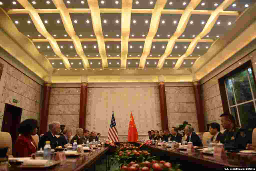 美国国防部长吉姆·马蒂斯、美国驻华大使布兰斯塔德在北京钓鱼台国宾馆同中共政治局委员杨洁篪、中国驻美国大使崔天凯举行会谈(美国国防部图片,2018年6月27日)。 