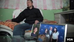 中国著名维权律师高智晟2015年在陕西的窑洞住宅里听记者讲话,旁边是他儿子的照片和女儿与美国前总统布什的合影