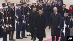中国国家主席胡锦涛抵达美国,受到美国副总统拜登的欢迎
