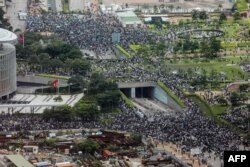 抗议者于2019年6月12日在香港政府总部外举行集会,以阻止有争议的引渡法案。