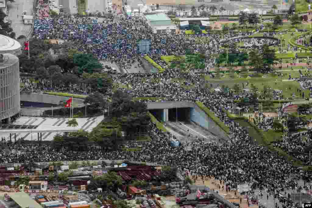 抗议者于2019年6月12日在香港政府总部外举行集会,以阻止有争议的引渡法案。