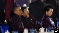 美国总统奥巴马、中国国家主席习近平以及习近平夫人彭丽媛在APEC峰会期间准备观看焰火(2014年11月10日)