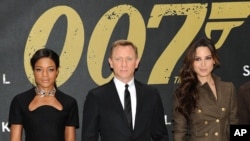 电影《大破天幕杀机 (Skyfall)》的主要演员在纽约合影(2012年10月15日)