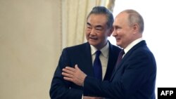 在俄罗斯访问的中共中央政治局委员、外交部长王毅2023年9月20日与俄罗斯总统普京在圣彼得堡会面。(俄罗斯官媒照片)