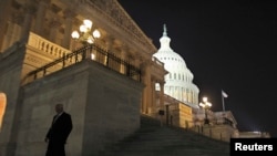2013年9月30日美国国会的夜景,一名众议员走出国会大厦的照片。