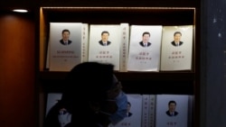 一名妇女走过北京一家书店陈列的习近平著作。(2021年3月1日)
