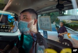 资料照:香港首位被控涉嫌违反国安法的男子唐英杰(Tong Ying-kit)坐着轮椅由警车押解至法院应讯。(2020年7月6日)