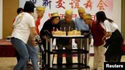 中国北京一个养老院为老人们庆生。(路透社2021年5月25日)