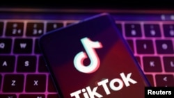 资料照片:一部手机上显示的TikTok标识。(路透社)