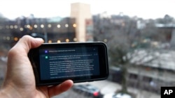 资料照片:2023年1月5日,纽约布鲁克林的一件设备上显示的 ChatGPT 提示。(美联社照片)