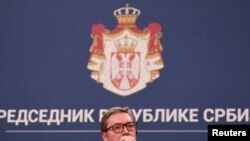 "Президенту Сербії Александру Вучичу настав час вибрати сторону”, - старший науковий співробітник аналітичного центру IDEAS Лондонської школи економіки Леон Гартвелл.