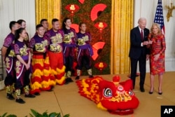2023年1月26 日,总统乔·拜登和第一夫人吉尔·拜登在华盛顿白宫东厅庆祝农历新年的招待会上发表讲话。