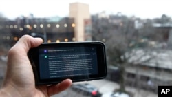 2023年1月5日,一名用户在纽约布鲁克林的一所公立学校附近用手机使用ChatGPT的问答功能。