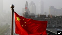 资料照:一面中国国旗在上海上空飘扬。(2021年1月7日)