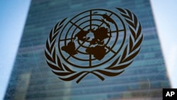 资料照片:2022年2月28日,星期一,联合国秘书处大楼外展示联合国的标志。.(美联社)