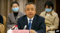 资料照:中国新疆维吾尔自治区副主席吐尼亚孜在一个记者会上讲话。(2021年9月30日)