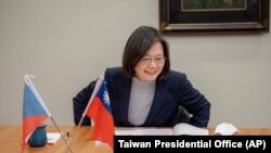 台湾总统府发布的照片显示,台湾总统蔡英文在与捷克当选总统帕维尔进行电话通话。 (2023年1月31日)