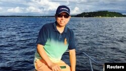 资料照:2015年8月23日,美籍华人李凯在纽约州长岛海湾钓鱼。中国当局自2016年一直拘押李凯。