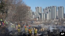 韩国消防员在首尔灭火。(2023年1月20日)