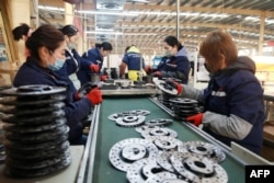 中国安徽淮北的一家工厂工人在铝制品生产线上工作。(2023年1月31日)