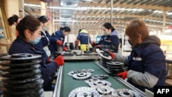 中国安徽淮北的一家工厂工人在铝制品生产线上工作。(2023年1月31日)