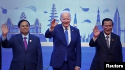 资料照:美国总统拜登与柬埔寨总理洪森(右)和越南总理范明正(左)在金边出席东盟-美国峰会时合影。(2022年11月12日)