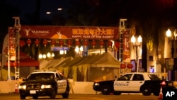 美国洛杉矶附近2023年1月21日夜晚发生枪击事件,造成9人死亡。当时人们正在庆祝农历除夕夜。照片中两辆警车不远处可见中国字横幅。