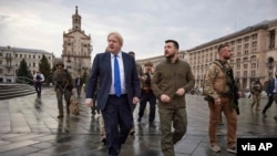 英国首相约翰迅和乌克兰总统泽连斯基步行穿越基辅市区(2022年4月9日)