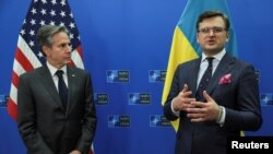 美国国务卿布林肯在北约外长会议期间倾听乌克兰外长德米特罗∙库列巴的讲话。库列巴向北约各国外长寻求更多更快的军援。(2022年4月7日)