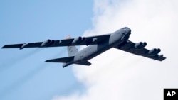 美国空军B-52型轰炸机参加在立陶宛举行的多国军演。 (2016年6月16日)