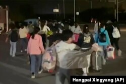富士康在河南郑州的苹果代工厂工人因新冠病毒疫情逃出被封的厂区。(2022年10月29日)