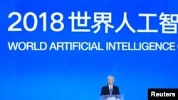 中国副总理刘鹤在在上海开幕的世界人工智能大会开幕式上讲话。(2018年9月17日)