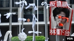 6月17日下午,香港政府总部公民广场铁闸外挂了很多白丝带、白花,悼念6月15日在金钟太古广场堕楼身亡的反送中示威者。 (美国之音/汤惠芸)