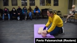 Люди відвідують курси надання першої допомоги в Будинку воїна у Львові, Україна, 11 березня 2022 року. REUTERS/Pavlo Palamarchuk